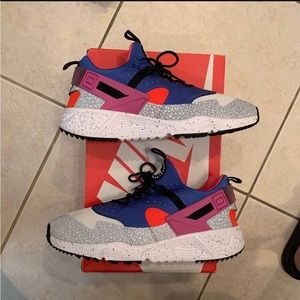 Paseo Cantidad de dinero Dormitorio Nike | Shoes | Nike Air Huarache Utility Premium Safari Mens Sneakers Size  3 White Blue Pink | Poshmark